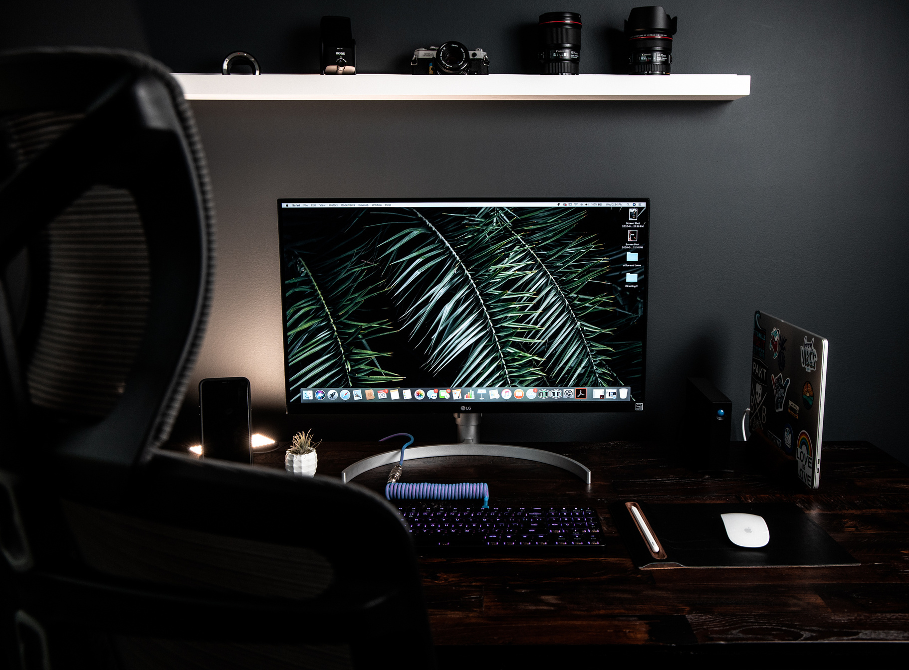 Computer monitor with on table